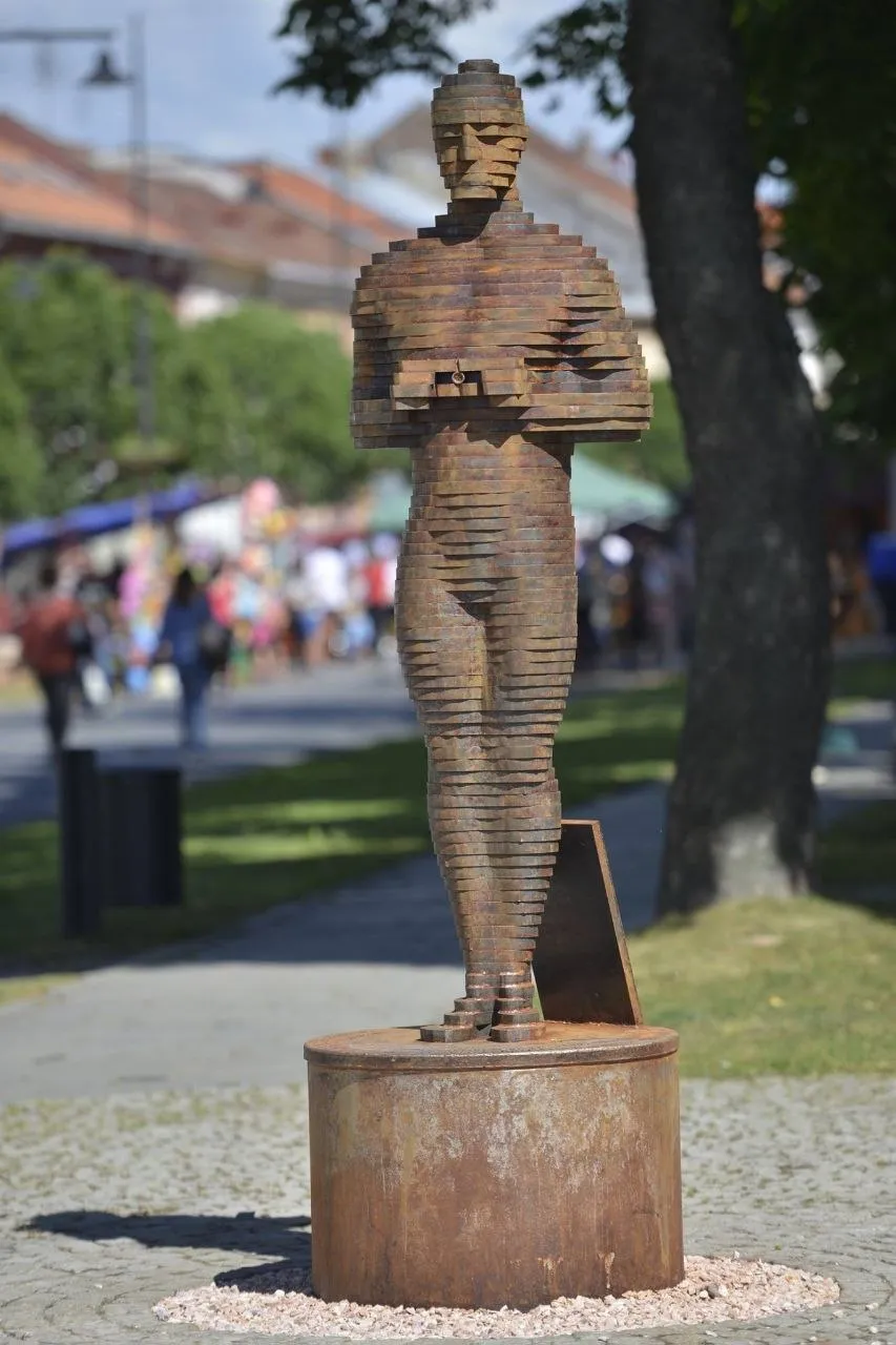 Author of the monumental Oscar Statue memorial